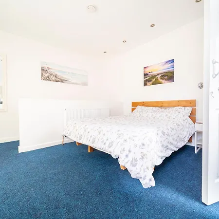 Hostel Tolcarne *